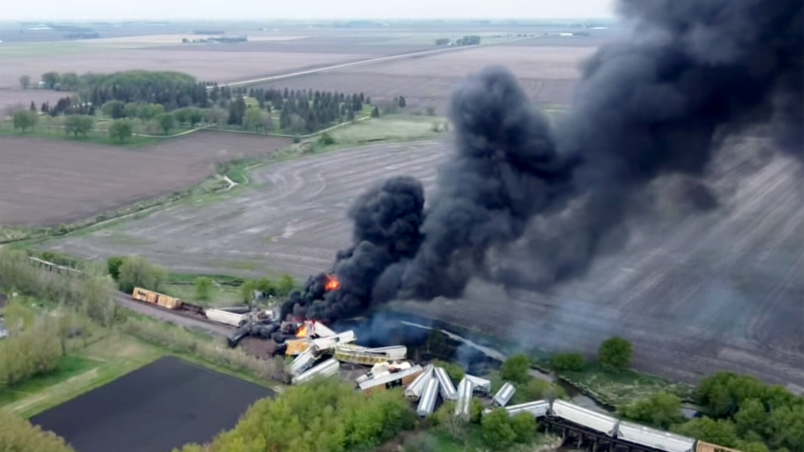 Train in Iowa With Hazardous Materials Derails, Prompting Evacuation - Chattythat News