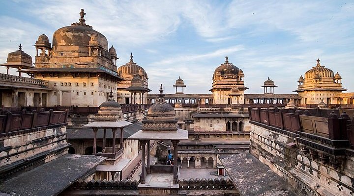 Taxi from Lucknow to Jhansi | Reliable Cab Service at Best Rate